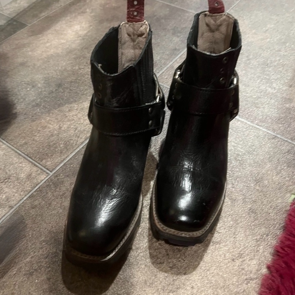 FREEBIRD BY STEVEN Boots WHISKEY Harness Booties Black Red Size 7 - Picture 3 of 4